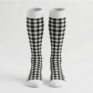Chaussettes hautes pour hommes, motif à carreaux, tricotées, style classique, design noir et blanc à carreaux - Product Image 1