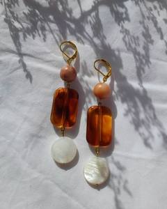 Boucles d'oreilles pendantes en résine motif fleurs de forêt, faites à la main, élégantes, art florale en résine, artisanat naturel - Product Image 1