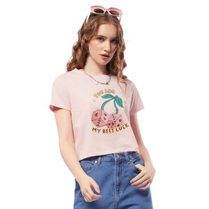เสื้อยืดครอปสีชมพูสำหรับผู้หญิง พิมพ์ลายลูกเต๋าเชอร์รี่ แขนสั้น คอกลม สไตล์ลำลอง เสื้อฤดูร้อน ผ้าเจอร์ซีย์คอตตอน 100% - Product Image 1