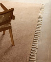 Handgefertigter marokkanischer Wollteppich mit geflochtenen Quasten, weichem Plüsch, neutralem Beige, abstraktem, modernem, umweltfreundlichem, rutschfestem Niedrigflor-Design