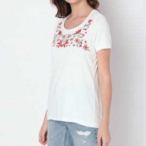 T-shirt décontracté blanc en coton brodé floral à col rond et manches courtes pour femme, coupe ample, collection printemps-été - Product Image 3