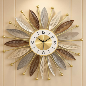 Horloge murale à feuilles d'automne multicolores avec élégantes sphères dorées. D'inspiration naturelle, disponible à prix de gros. - Product Image 1