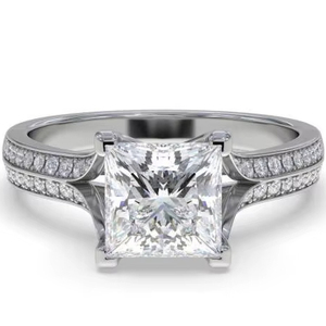 Élégante bague à épaule fendue taille princesse avec diamant de laboratoire de 0,75 ct en or 18 carats et platine - Product Image 1