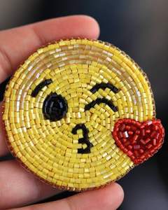 Broche Artesanal de Mariposa Arcoíris con Cuentas de Vidrio Bordadas a Mano, Pin de Solapa con Alas Vibrantes para Mujer, Decoración Creativa para Ropa - Product Image 6