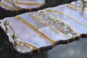 ถาดเรซิ่นกลิตเตอร์สีโรสโกลด์ทำมือทรงคลาสสิก พร้อมหูจับคริสตัลสีทอง ปรับแต่งได้ ถาดอเนกประสงค์และจานรองแก้วสุดหรู - Product Image 4