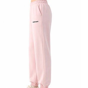 Pantalones deportivos de forro polar personalizados para mujer, tela suave, ajuste cómodo, ropa de descanso, tela transpirable y cómoda para mujer. - Product Image 3
