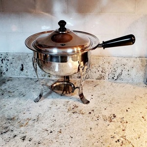 Recipiente redondo plateado comercial para calentar y exhibir alimentos con asas, al mejor precio. - Product Image 1
