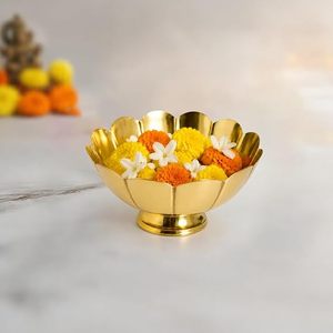 Centro de mesa de metal de lujo con flor dorada, caléndula y jazmín para decoración de bodas - Product Image 1