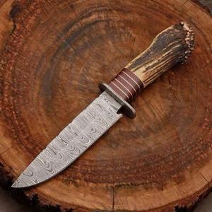 Cuchillo de caza y utilidad de hoja fija de acero de Damasco personalizado, con punta de clip y filo recto, de alta durabilidad, mango de asta de ciervo y cuero. - Product Image 2