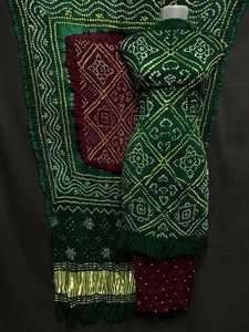 Ensemble de salwar kameez en soie Gajji du Rajasthan de qualité supérieure, avec motif Bandhani, teint à la main, style ethnique traditionnel, avec dupatta de créateur - Product Image 3