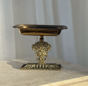 Porte-savon orné finition or avec un support floral texturé et une base décorative en filigrane. Disponible aux prix de gros. - Product Image 4