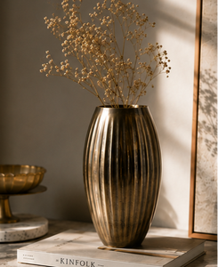 Jarrón de metal gris oscuro hecho a mano, jarrón acanalado para mesa, florero moderno decorativo, jarrón premium con textura ranurada, trabajo de metal antiguo. - Product Image 4