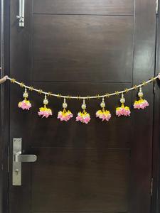Guirlande florale bohème moderne en plastique avec des fleurs roses et jaunes et des perles pour la décoration murale de la maison - Product Image 3