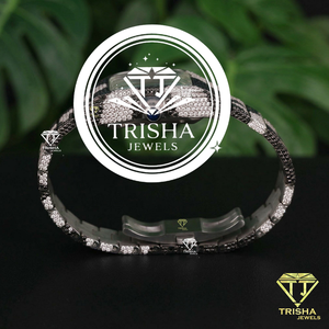 Reloj Exclusivo Personalizado con Diamantes Moissanite y Detalles Negros, Brazalete Totalmente Cubierto de Piedras y Diseño de Moda - Product Image 1