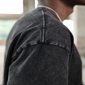 เสื้อยืดโอเวอร์ไซส์สีดำสำหรับผู้ชาย ลุควินเทจ ทำสีซีดแบบดิสเทรส พร้อมโลโก้ OEM ไซส์พลัส ผ้าคอตตอนหนา พิมพ์ลายตามสั่ง - Product Image 5