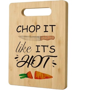 Planche à découper en bois personnalisée avec impression de titre, plateau de service de cuisine polyvalent, service utile, planche à découper naturelle décorative - Product Image 1