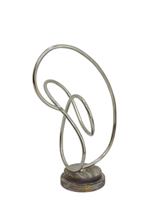 Escultura Moderna de Aluminio Plateado con Eslabones Entrelazados – Decoración de Arte Metálico Abstracto Contemporáneo con Base Redonda de Madera Natural - Product Image 3
