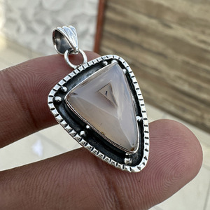 Pendentif Triangle Vintage en Argent Sterling 925 avec Agate Naturelle de Montana et Sertissage Bezel, Bijou Unisexe, Idéal Cadeau de Fête, Vente en Gros - Product Image 1