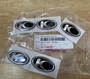 Kymco Original EMB K-LOGO 28.5MM, para GP125i, Número OEM. 86102-AAD8-C00-T01, Tiempo de entrega: 45 días, paquete estándar: 5 piezas/juego - Product Image 1