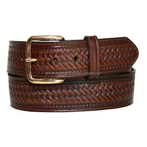 Cinturón de cuero estilo western vintage para hombre, con grabado artesanal de mimbre y hebilla de latón. - Product Image 4