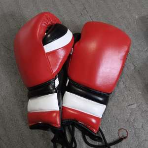 Guantes de Boxeo Personalizados OEM Rojos, Negros y Blancos con Cordones - Guantes de Entrenamiento de Cuero PU Profesional, Agrega tu Nombre a tu Equipo - Product Image 2