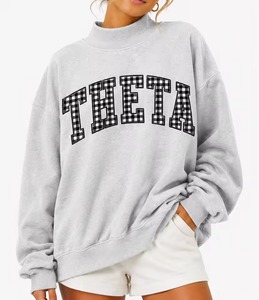 Sudadera de cuello alto personalizada al por mayor TBSIGMA para mujer, con bordado griego de chenilla, de algodón polar, corte holgado - Product Image 4