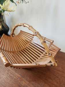 Ensemble de 2 paniers pliants vintage en bambou du Vietnam, plateaux en rotin avec poignées, décoration naturelle de style mi-siècle, panier à fruits et à pain - Product Image 3