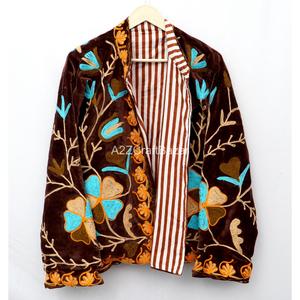 Veste d'automne pour femme en velours marron brodé de fleurs et de rayures, col mandarin, manches longues, design artisanal éco-responsable - Product Image 3