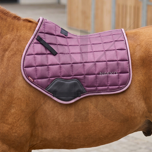 Tapis de selle carré classique de luxe brodé pour selles anglaises, couverture de cheval rembourrée épaisse et absorbant les chocs de qualité supérieure - Product Image 3