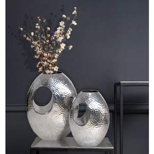Jarrón de Mesa Moderno Hecho a Mano de Aluminio con Acabado Plateado, Jarrón Decorativo de Metal de 39x29x16.5cm y 31x22x15cm - Product Image 2