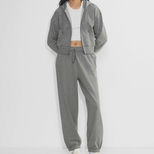 Fournisseur en gros proposant des ensembles de jogging à capuche personnalisés avec logo, marque privée et tarifs directs d'usine pour les marques mondiales. - Product Image 3