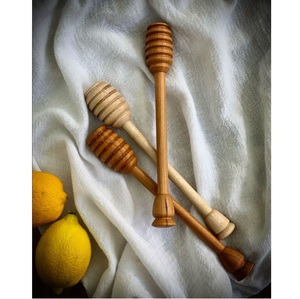 Bâtonnet à saupoudrer rustique en bois, réutilisable et fait main, pour la cuisine, disponible chez Worldwide Supply - Product Image 3