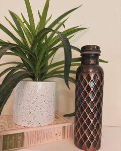 Botella de Agua de Cobre con Patrón de Diamantes, Diseño Clásico Ecológico para Uso Doméstico - Product Image 2