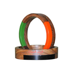 Bracelet multicolore en bois et en résine fait à la main - Product Image 2