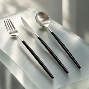 Ensemble de couverts modernes en acier inoxydable avec des poignées noires élégantes, finition argent satiné, trois pièces, ustensiles de table |   Table contemporaine - Product Image 2