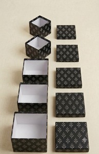 ชุดกล่องกระดาษแข็งสีดำลายฟอยล์ทองพร้อมริบบิ้นสำหรับใส่เครื่องประดับ - Product Image 2