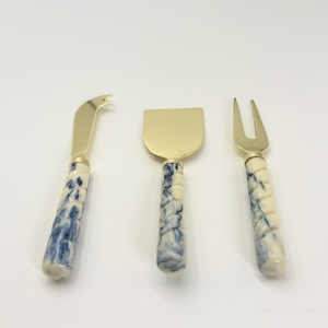 Magnifique ensemble de 3 couteaux à fromage en acier inoxydable faits à la main avec manche en résine pour servir le fromage au petit-déjeuner - Product Image 2