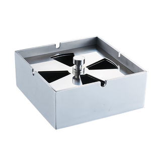 Cendrier carré de luxe en métal argenté avec un revêtement en cristal noir et un support pour cigares, disponible à prix de gros. - Product Image 2