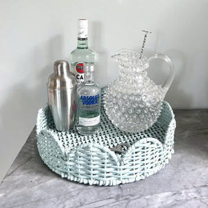 Plateau rond en rotin vert sauge, artisanal, avec bord ondulé élégant, pour la présentation de cocktails. - Product Image 3