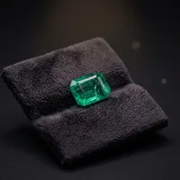 Émeraude naturelle verte 2,03 carats, taille émeraude, pierre précieuse facettée, jeu de couleurs, Zambie, vente en gros pour la fabrication de bijoux/les collectionneurs