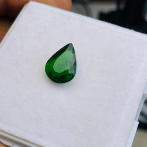 พลอยทซาโวไรต์ทรงลูกแพร์ธรรมชาติ น้ำหนัก 4.89 กะรัต คุณภาพระดับ AAA พร้อมความเงางามระดับ AAA และสีเขียวสดใส ตัดและขัดเงาอย่างสมบูรณ์แบบ - Product Image 2