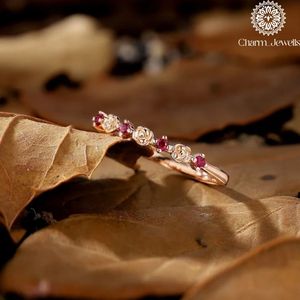 Anillo de Plata y Oro Rosa con Flores y Piedras de Moissanita, Estilo Romántico para Mujer, con Incrustaciones de Piedras Preciosas, Anillo de Compromiso con Engaste de Garras, Certificado IGI - Product Image 4