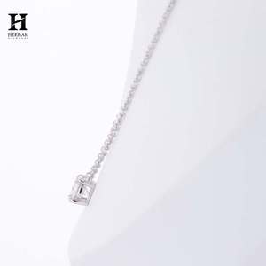 Collier pendentif solitaire classique en diamant taille brillant rond, or blanc 18 carats, bijoux fins - Product Image 3