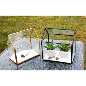 Terrarium en verre en forme de cabane pour plantes d'intérieur, idéal pour une décoration intérieure chaleureuse et une mise en valeur de table dans les espaces de vie. - Product Image 3