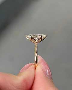 Bague de fiançailles en diamant de laboratoire sertie de tulipes, diamant de laboratoire marquise de 2 carats certifié E-VVS1 IGI - Product Image 4