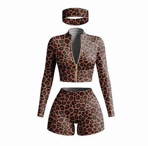 Ensemble de survêtement décontracté 3 pièces pour femme, imprimé léopard, avec crop top zippé, short taille haute et bandeau, coupe ajustée - Product Image 1