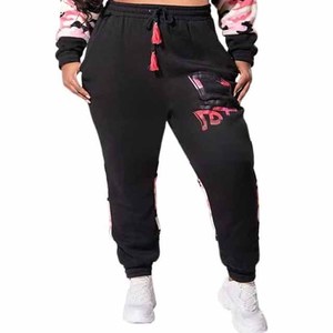 Pantalon de survêtement décontracté noir grande taille pour femme avec logo rose imprimé, taille à cordon de serrage, poches latérales, longueur intégrale, mélange coton élasthanne - Product Image 4