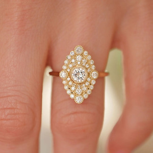 Bague en or jaune avec cluster de diamants de laboratoire de forme marquise, style vintage - Product Image 1