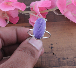 Anillo de Compromiso y Boda para Mujer de Plata de Ley con Cinco Piedras de Amatista Natural de Shree Jaipur, con Engaste de Bisel, de la India - Product Image 1