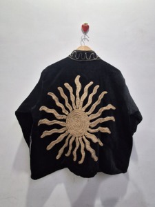 Chaqueta de terciopelo negro para mujer con bordado de sol, abrigo botánico de lujo hecho a mano, colección de ropa exterior de diseñador bohemio - Product Image 2